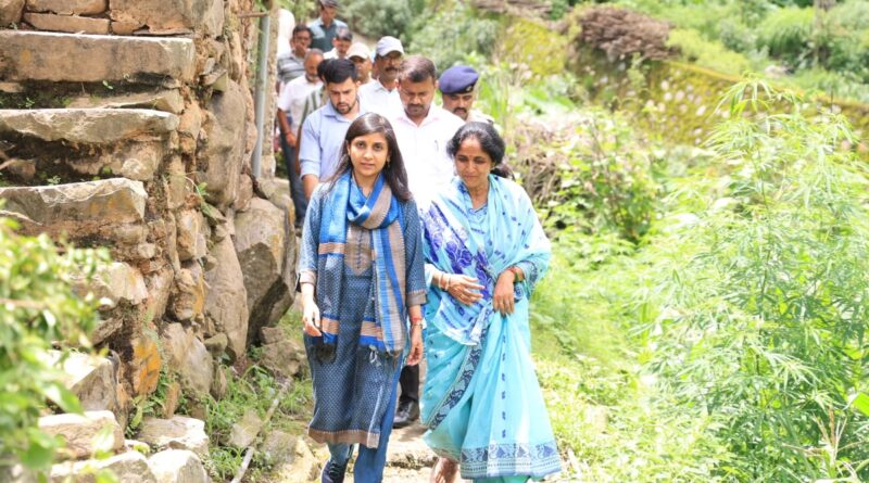 मरोड़ा गांव में हरेला पर्व पर हुआ वृक्षारोपण, डीएम ने किया विकास मॉडल का ऐलान