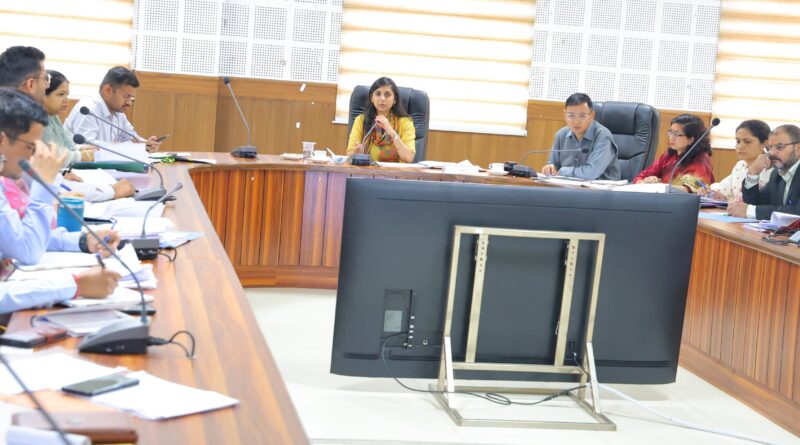 प्रमाणपत्रों, भूमि खरीद, और आपदा मामलों में तेजी लाएं विभाग: जिलाधिकारी स्वाति एस. भदौरिया