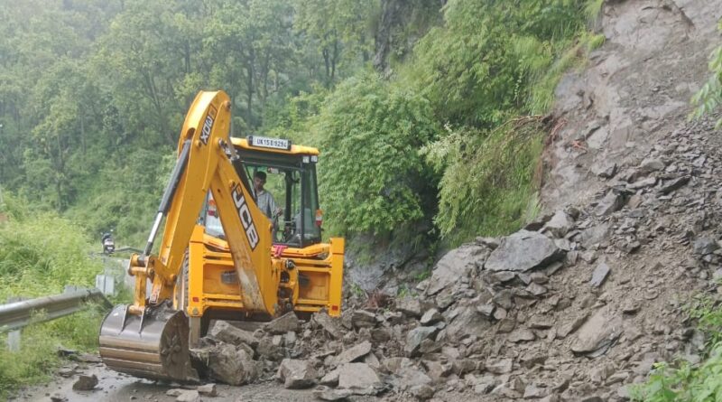 अतिवृष्टि से जनजीवन प्रभावित, जिलाधिकारी की निगरानी में राहत कार्य जारी