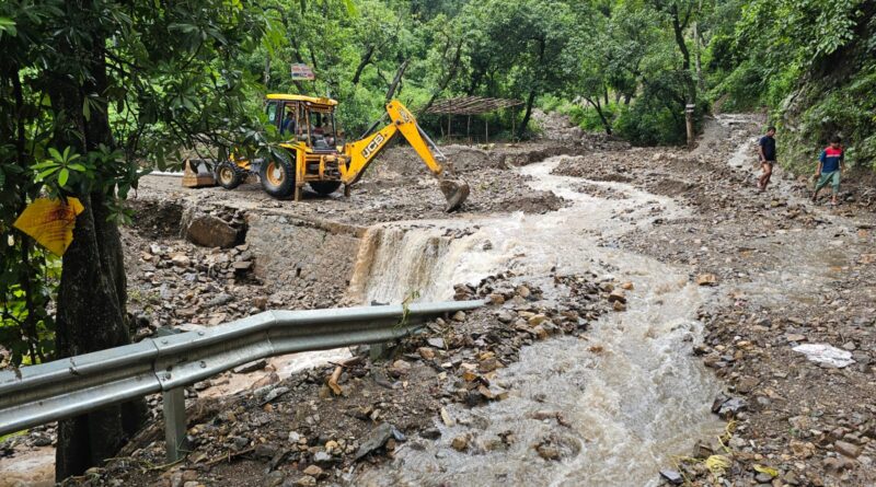 लगातार वर्षा से कई मोटर मार्ग प्रभावित, बहाली कार्य युद्धस्तर पर जारी