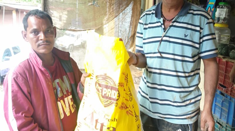 सैंजी गांव में आपदा प्रभावितों को पूर्ति विभाग ने वितरित किए ड्राई राशन के पैकेट