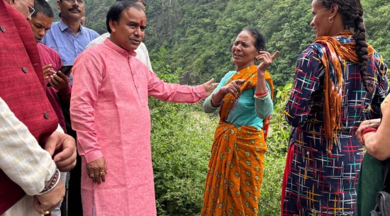कैबिनेट मंत्री धन सिंह रावत ने थलीसैंण ब्लॉक के आपदा प्रभावित गांवों का किया दौरा
