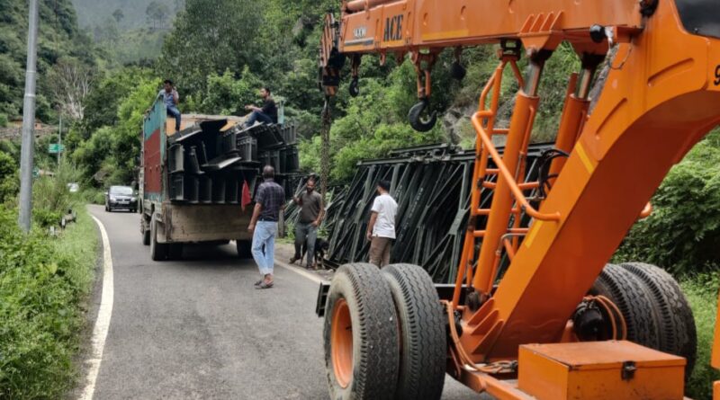 कलगड़ी में वैली ब्रिज निर्माण सामग्री पहुंची, 15 दिन में यातायात बहाली का लक्ष्य