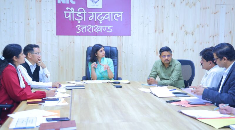 रेड अलर्ट में पौड़ी की तैयारी पूरी — राहत केंद्र, निगरानी और त्वरित वितरण पर जोर