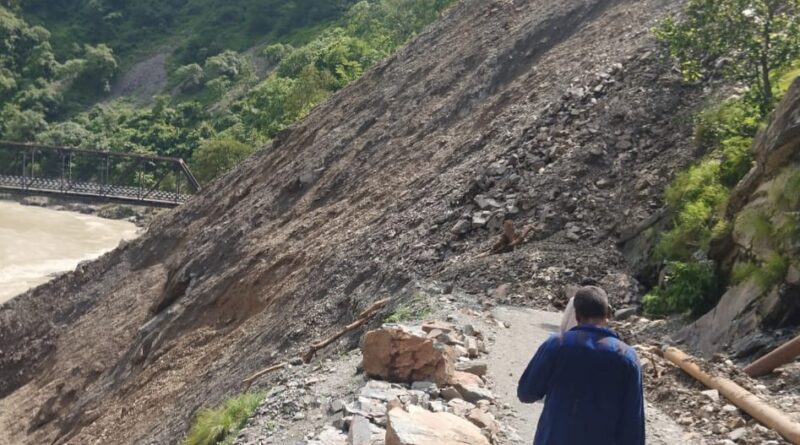 भारी बारिश से जनजीवन अस्त-व्यस्त, संपर्क मार्ग बाधित