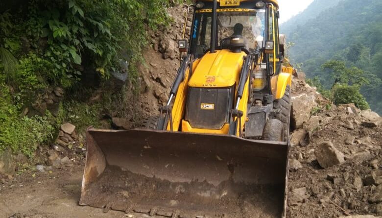 यमकेश्वर: ऋषिकेश नीलकंठ मार्ग पटना वाटरफॉल के पास ईंटों से भरा ट्रक गंगा में समाया, दो लापता
