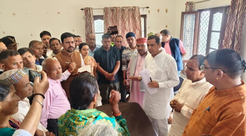 कलुण गांव में आपदा प्रभावितों से मिले सांसद और कैबिनेट मंत्री