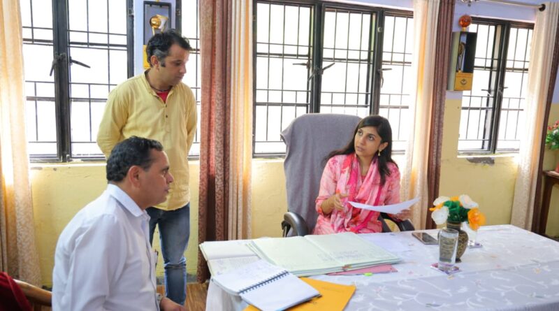 तहसील दिवस में प्राप्त शिकायत के आधार पर जिलाधिकारी ने नवोदय विद्यालय सन्तूधार का किया औचक निरीक्षण