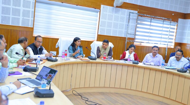 जिलाधिकारी ने दी कड़ी हिदायत: योजनाओं में डुप्लीकेसी रोकने को आधार लिंक्ड डेटाबेस बने, लाभार्थियों को समय पर मिले लाभ