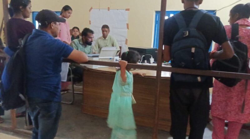 जिलाधिकारी की पहल से एकेश्वर ब्लॉक में आधार कैंप, 60 ग्रामीणों ने बनवाए आधार कार्ड