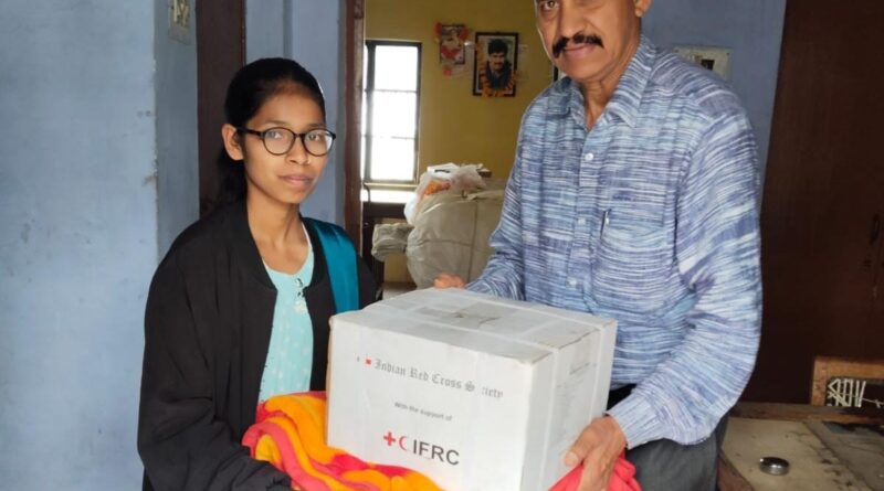 राधिका को रेड क्रॉस सोसाइटी ने वितरित की ज़रूरी सामग्री*