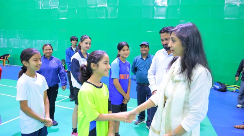 पौड़ी में महिला बैडमिंटन प्रतियोगिता का भव्य शुभारंभ, जिलाधिकारी ने किया उत्साहवर्धन