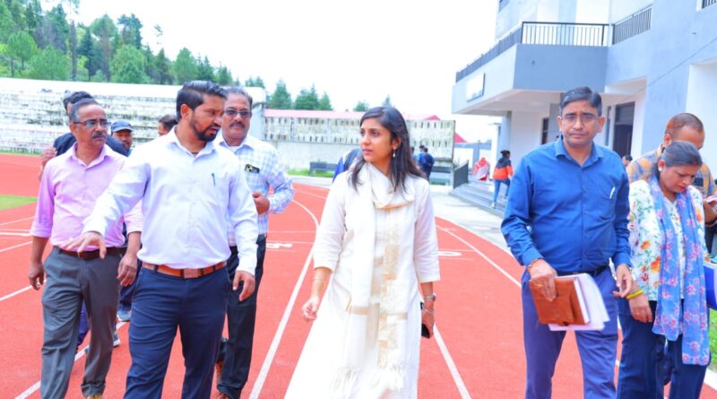 रांसी व कंडोलिया स्टेडियम के निरीक्षण में जिलाधिकारी ने खेल ढाँचे को बेहतर बनाने पर दिया जोर