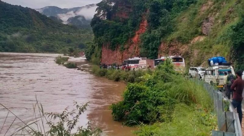 अलकनंदा नदी का जल स्तर बढ़ा, श्रीनगर क्षेत्र में यातायात रोका गया