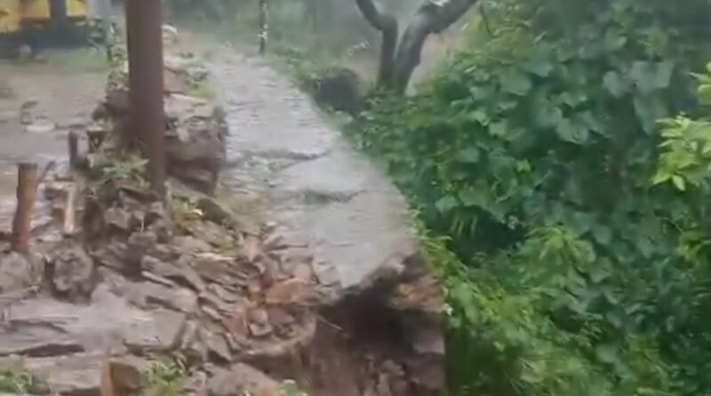 भारी बारिश से क्षतिग्रस्त हुआ सीसी मार्ग, बिजली पोल गिरने की आशंका, 11 हजार वोल्ट की लाइन पर मंडरा रहा खतरा