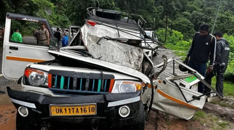 दर्दनाक हादसा: कोटद्वार में पहाड़ी से टूटी चट्टान, मैक्स पर गिरने से दो की मौत, छह घायल