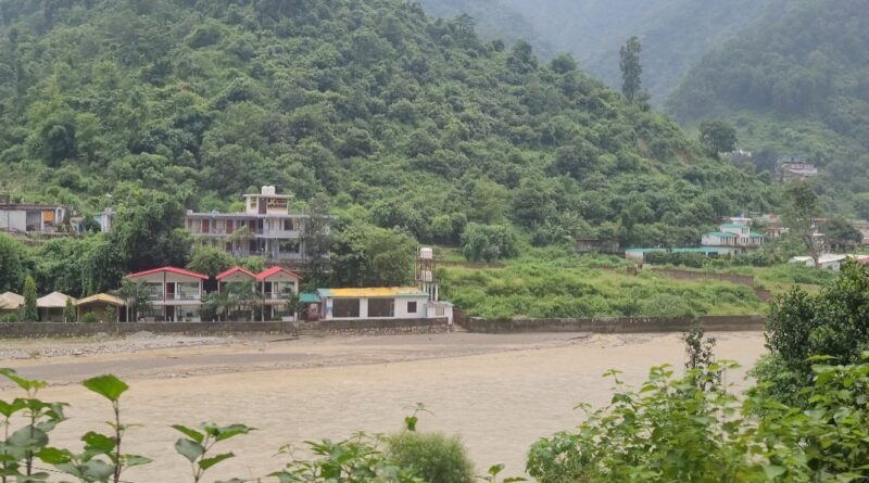 हेंवल नदी किनारे अंधाधुंध निर्माण: मोहनचट्टी मौत के मुहाने पर