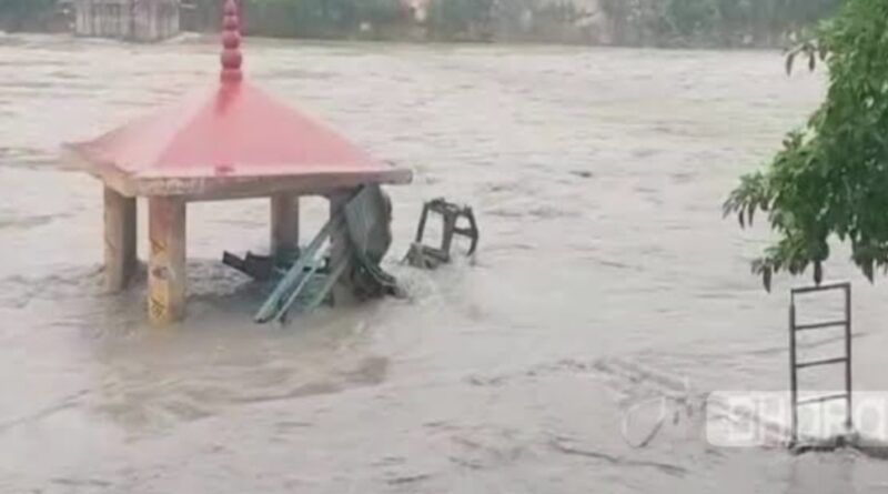 अलकनंदा नदी का जलस्तर बढ़ा, खतरे के करीब