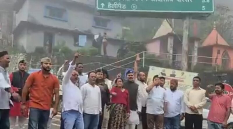 गैरसैण विधानसभा सत्र में यूकेडी का प्रदर्शन, स्थायी राजधानी की उठाई मांग