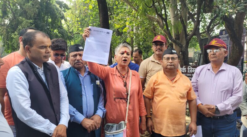 उत्तराखंड क्रांति दल ने गांधी पार्क में धामी सरकार के खिलाफ प्रदर्शन कर राष्ट्रपति शासन की मांग की