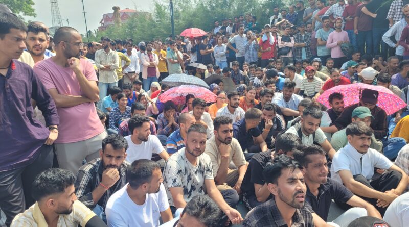 UKSSSC पेपर लीक मामले को लेकर उत्तराखंड बेरोजगार संघ का जोरदार प्रदर्शन, रद्द परीक्षा और सीबीआई जांच की मांग