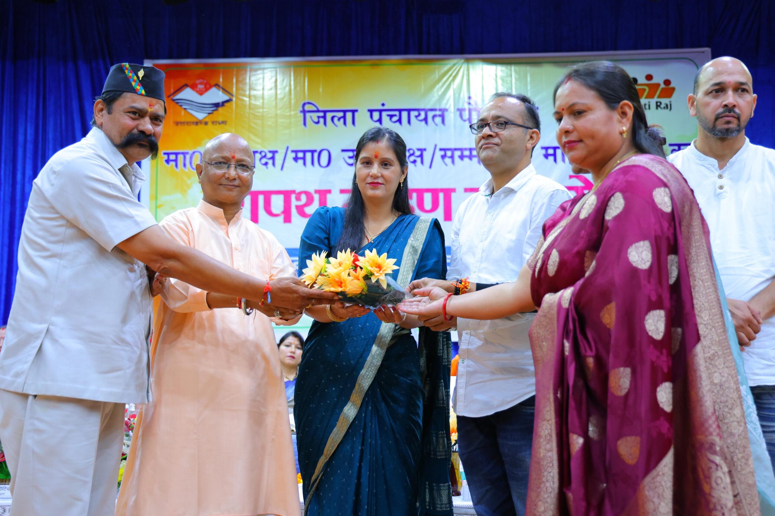 जिला पंचायत अध्यक्ष, उपाध्यक्ष व सदस्यों ने ली शपथ, विकास को लेकर जतायी प्रतिबद्धता