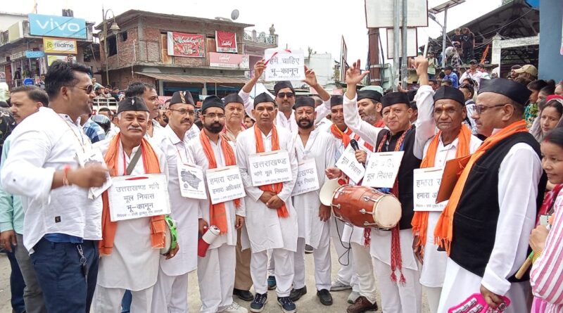 एक साल पहले की गूंज – गैरसैंण की गलियों में होलियारों का अनोखा अंदोलनी अंदाज़