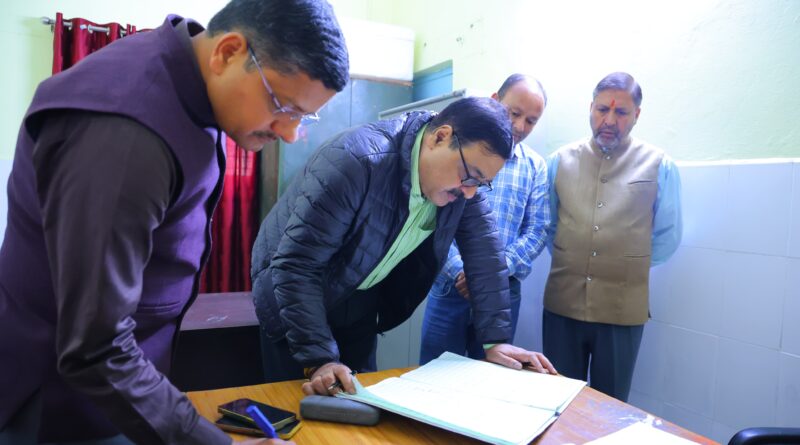 गढ़वाल आयुक्त का औचक निरीक्षण, स्वास्थ्य निदेशक सहित तीन कर्मचारी अनुपस्थित