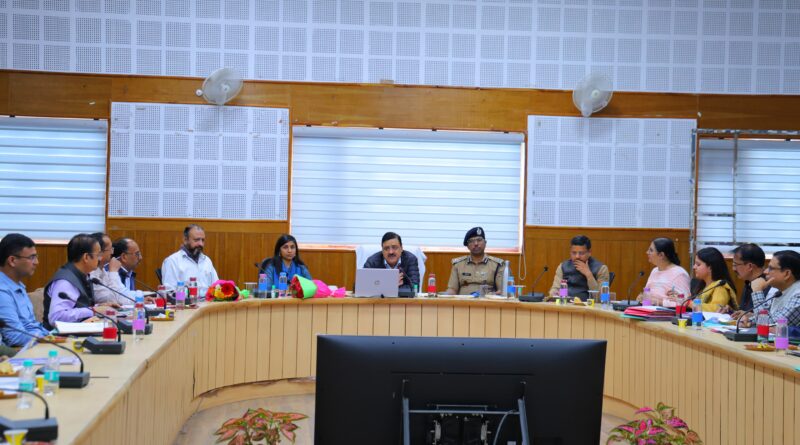 जनपदों की धीमी प्रगति पर आयुक्त गढ़वाल ने जताई नाराज़गी, अधिकारियों को दिए कड़े निर्देश