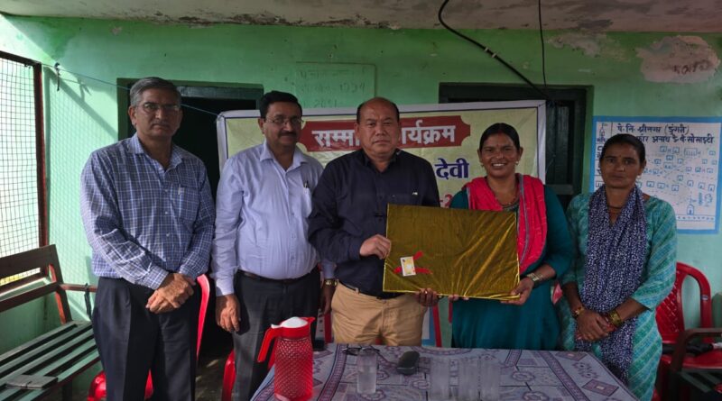 डुंगरी गांव की रोशमा देवी को मिला तीलू रौतेली पुरस्कार। विभागीय अधिकारियों ने गांव पहुंचकर किया सम्मानित