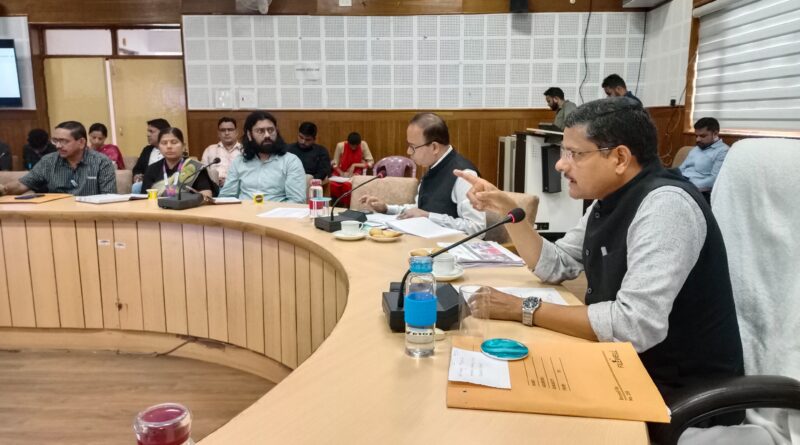 विकास योजनाओं की समीक्षा बैठक सम्पन्न, सीडीओ ने लक्ष्य पूर्ति पर दिया जोर