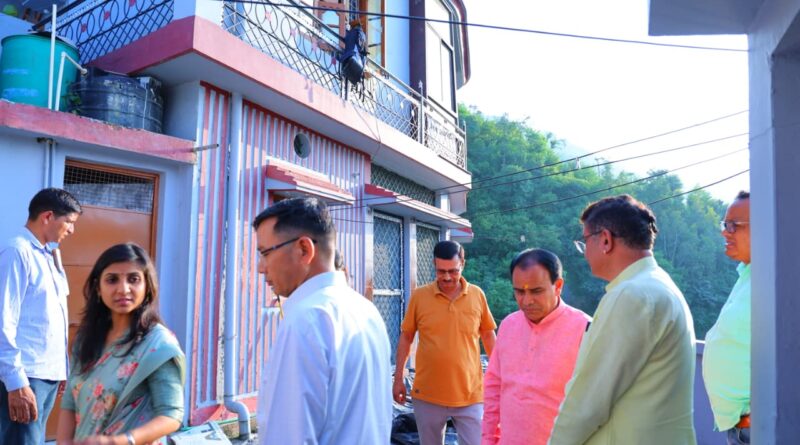 कैबिनेट मंत्री धन सिंह रावत ने किया भू-धंसाव प्रभावित क्षेत्र का निरीक्षण, पुनर्वास का दिलाया भरोसा