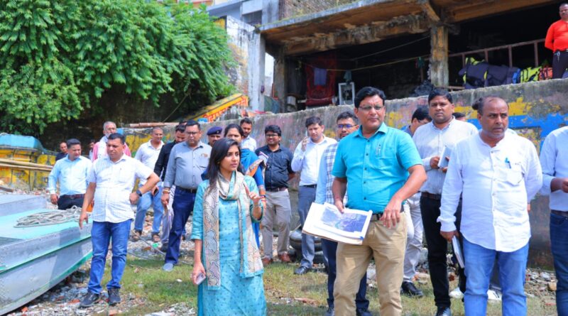 अर्धकुंभ मेले की तैयारियों का निरीक्षण, जिलाधिकारी ने दिए आवश्यक निर्देश