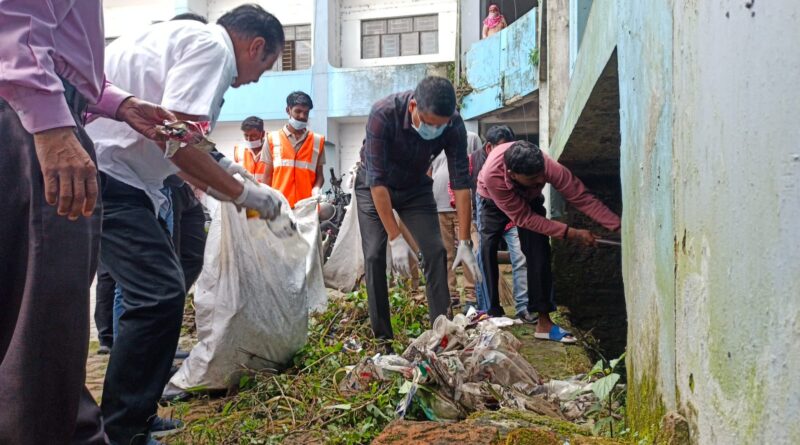 स्वच्छता ही सेवा पखवाड़े के तहत विकास भवन में चला सफाई अभियान