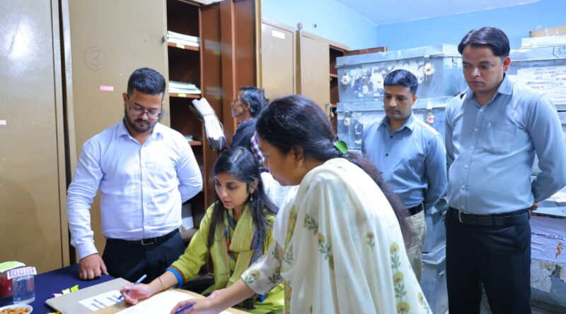 जिलाधिकारी ने किया कोषागार कार्यालय का अर्द्धवार्षिक निरीक्षण, पेंशन भुगतान व सुव्यवस्था पर दिए निर्देश