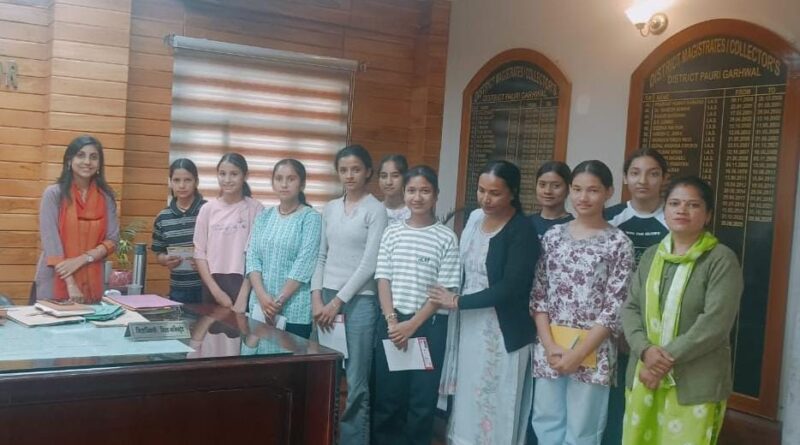 जिलाधिकारी से मिलीं स्कूली बालिकाएँ, प्रशासनिक कार्यप्रणाली से हुईं रूबरू