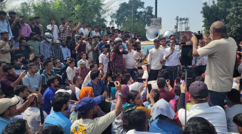 पेपर लीक मामले में युवाओं का अनोखा प्रदर्शन, सरकार और आयोग को भेजे जाएंगे डायपर