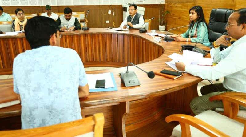 जिलाधिकारी स्वाति एस भदौरिया ने नगर निकायों की समीक्षा बैठक ली, स्वच्छता व अतिक्रमण पर दिए सख्त निर्देश