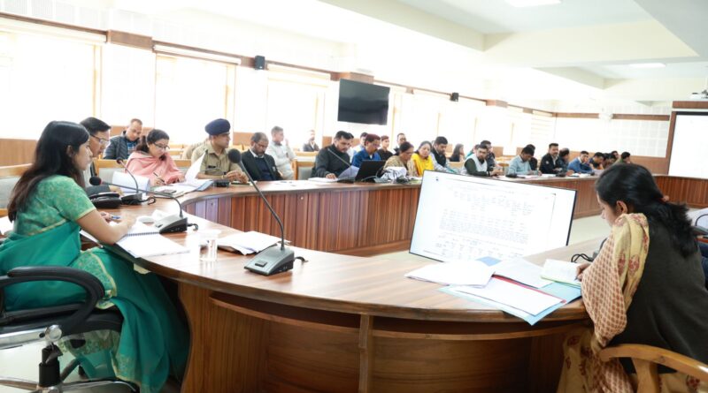 जिलाधिकारी ने राजस्व विभाग की मासिक समीक्षा बैठक ली, दिए पारदर्शिता और जनसेवा को प्राथमिकता देने के निर्देश