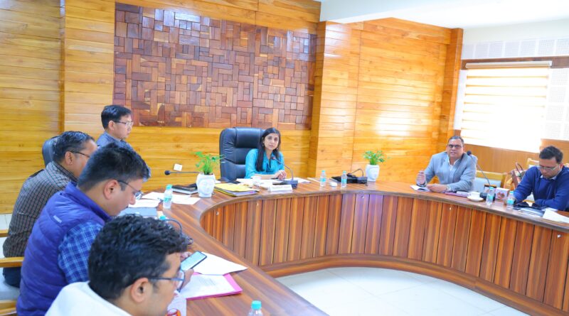 जिला परियोजना समिति की समीक्षा बैठक में जिलाधिकारी ने दिए गुणवत्ता आधारित कार्य के निर्देश