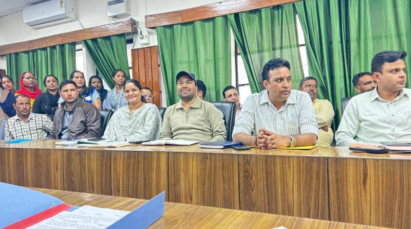 मेडिकल कॉलेज, श्रीनगर में सफाई कर्मचारियों की समस्याओं पर जिला स्तरीय बैठक आयोजित