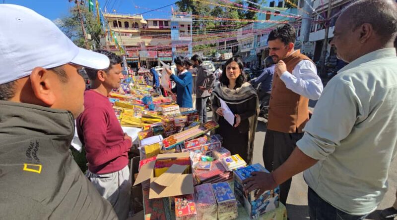 जिलाधिकारी के निर्देश पर दीपावली से पूर्व बाजारों में संयुक्त निरीक्षण, आतिशबाज़ी दुकानों की सुरक्षा व्यवस्थाएं परखी गईं