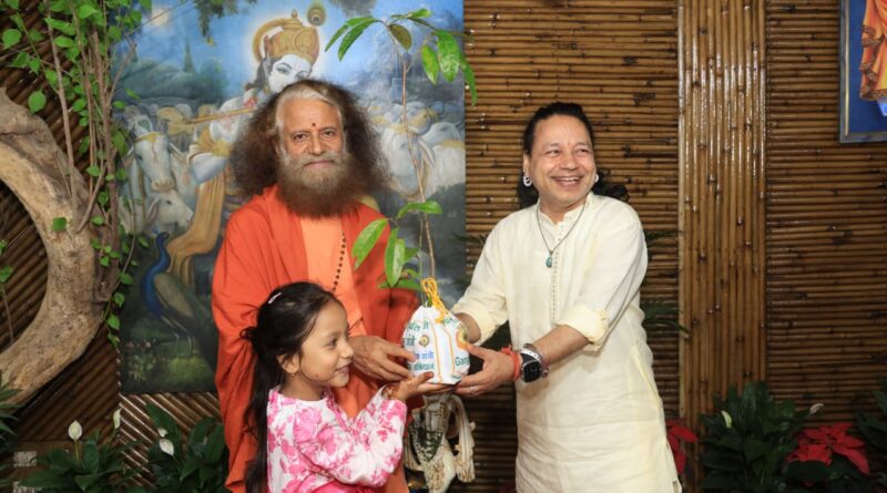 रूप चतुर्दशी पर कैलाश खेर का परमार्थ निकेतन आगमन, भजनों की गूंज से गंगा तट हुआ आलोकित