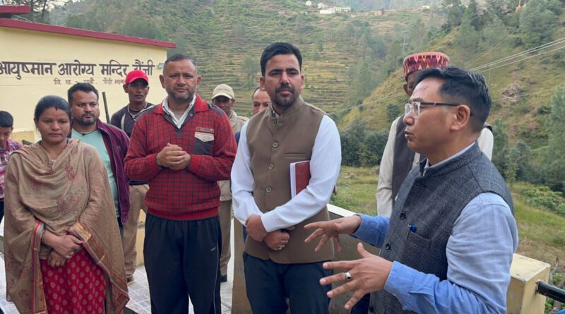 आपदा प्रभावित सैंजी गांव पहुंचे प्रशासनिक अधिकारी, दीपावली पर जताई संवेदनशीलता