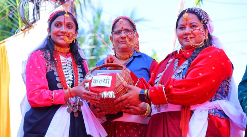 “मि उत्तराखंडी छौं” कार्यक्रम में पारंपरिक वेशभूषा धारण कर जिलाधिकारी ने दिया संस्कृति संरक्षण का संदेश