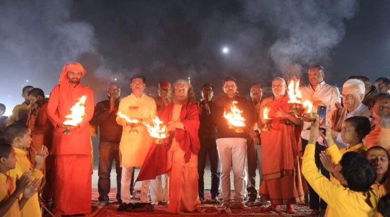 परमार्थ संगम घाट पर दिव्य गंगा आरती, स्वामी चिदानन्द सरस्वती के सान्निध्य में छाया आध्यात्मिक वैभव