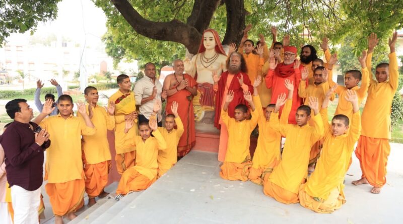 परमार्थ त्रिवेणी पुष्प आश्रम में क्रांतिकारी बटुकेश्वर दत्त की जयंती पर श्रद्धा-सुमन