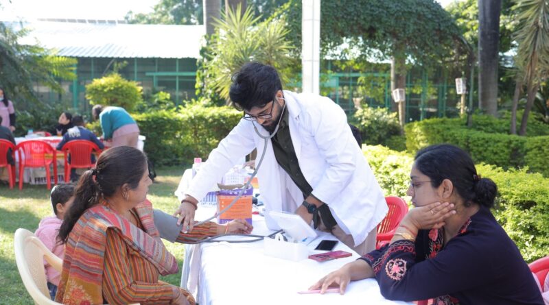 परमार्थ निकेतन में विश्व शौचालय व बाल दिवस का भव्य आयोजन, स्वच्छता–पोषण जागरूकता में बच्चों और सफाई मित्रों की उत्साही भागीदारी