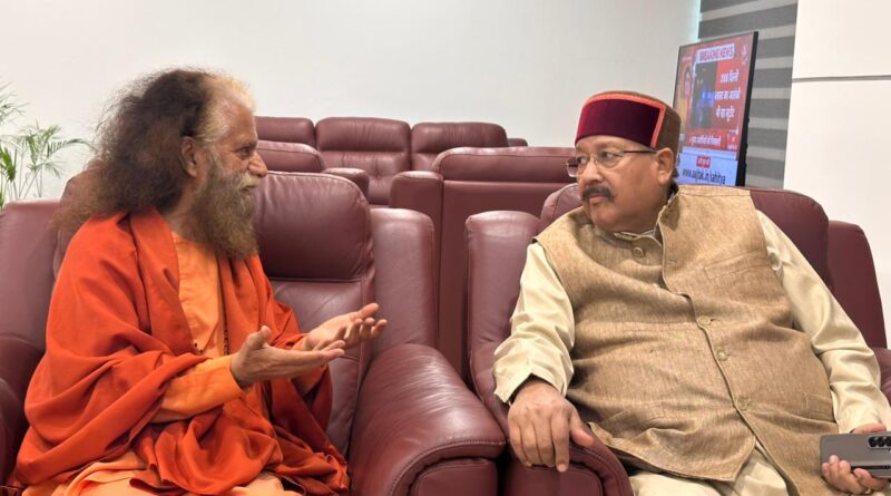 परमार्थ निकेतन के अध्यक्ष स्वामी चिदानन्द सरस्वती और कैबिनेट मंत्री सतपाल महाराज की भेंटवार्ता