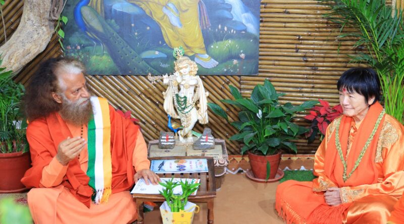 योगमाता केको अइकावा सहित संत प्रतिनिधिमंडल ने स्वामी चिदानन्द सरस्वती से की भेंट, गंगा आरती में हुआ सहभाग